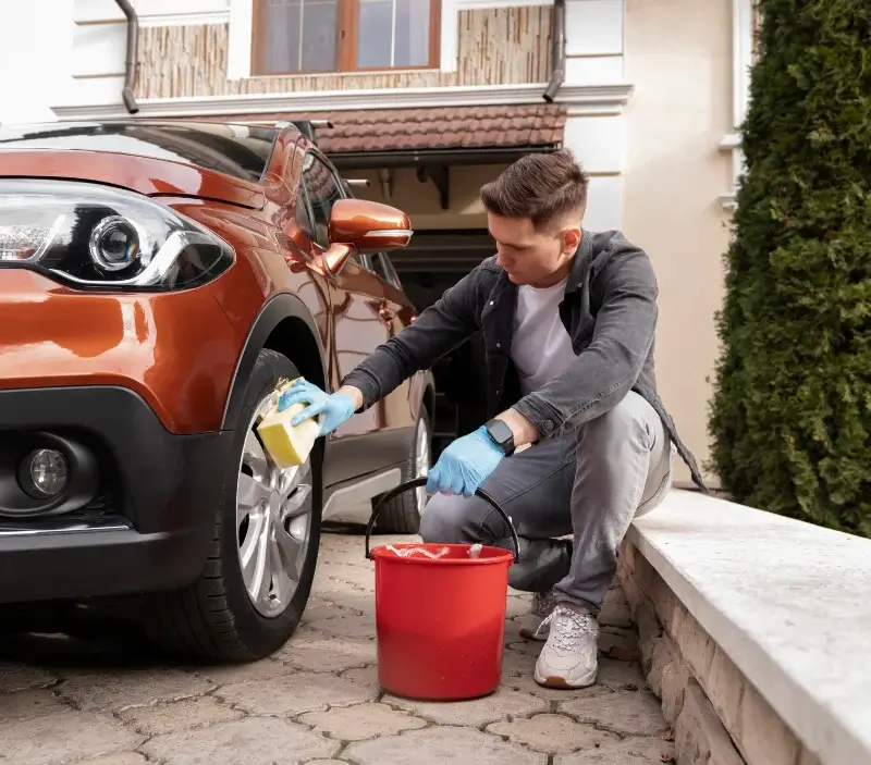 Lavage auto à domicile Sainte-Hélène-du-Lac : professionnel intervenant sur un véhicule